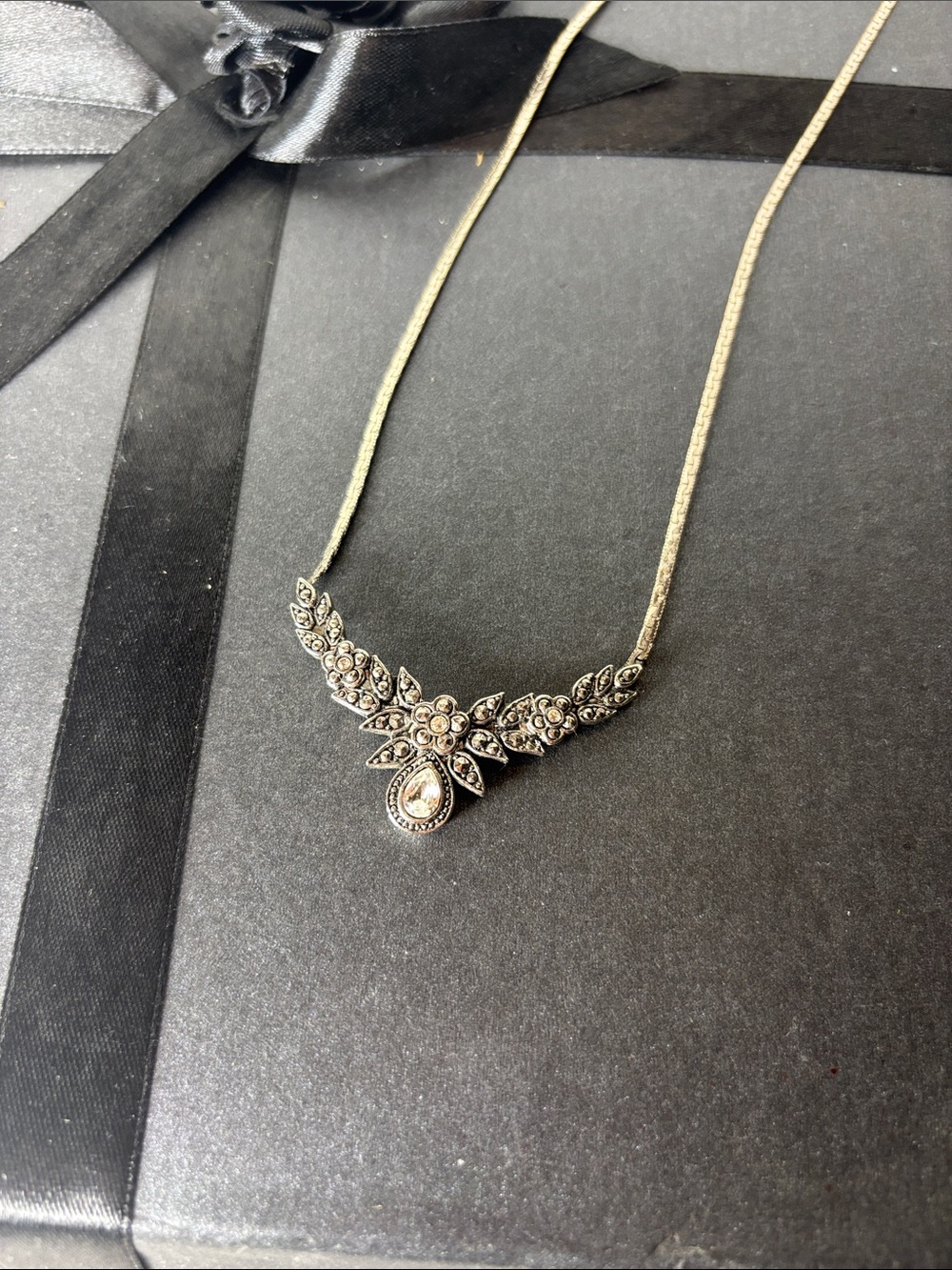 Avon Silver Tone Marcasite Faceted Rhinestone Flower Pendant Necklace 17”